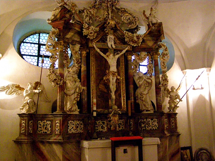 Kamieniec Ząbkowicki, kościół NMP - ołtarz Ukrzyżowania w kaplicy Świętego Krzyża