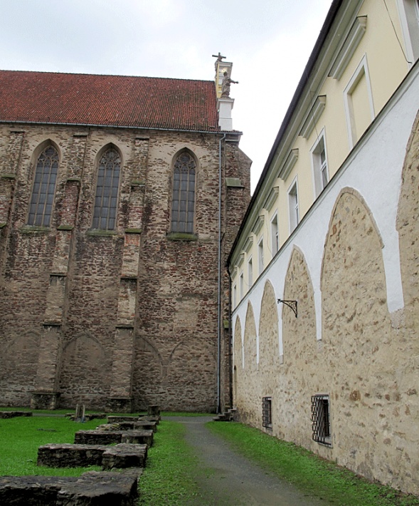 Kamieniec Ząbkowicki, kościół NMP - ślady po krużgankach klasztornych
