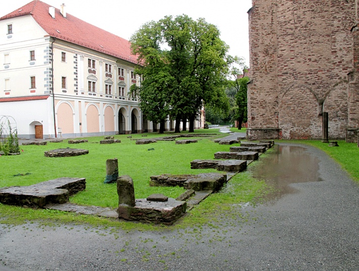 Kamieniec Ząbkowicki, kościół NMP - odkryte fundamenty krużganków klasztornych i wschodniego skrzydła klasztoru, z lewej pałac opacki