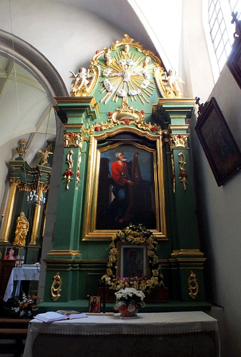 Kościół w Chotlu Czerwonym - ołtarz boczny z obrazem św. Bartłomieja
