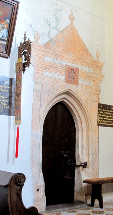 Kościół w Chotlu Czerwonym - gotycki portal z prezbiterium do zakrystii