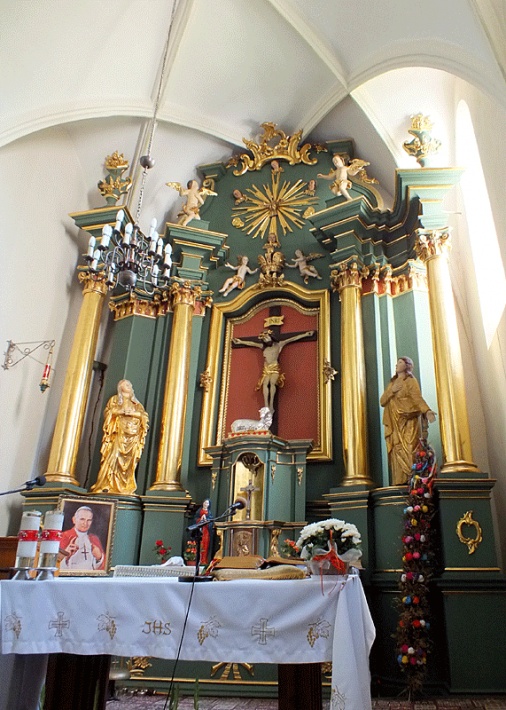 Kościół w Chotlu Czerwonym - ołtarz główny