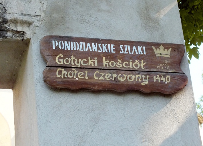 Tablica na bramce prowadzącej na teren kościoła w Chotlu Czerwonym