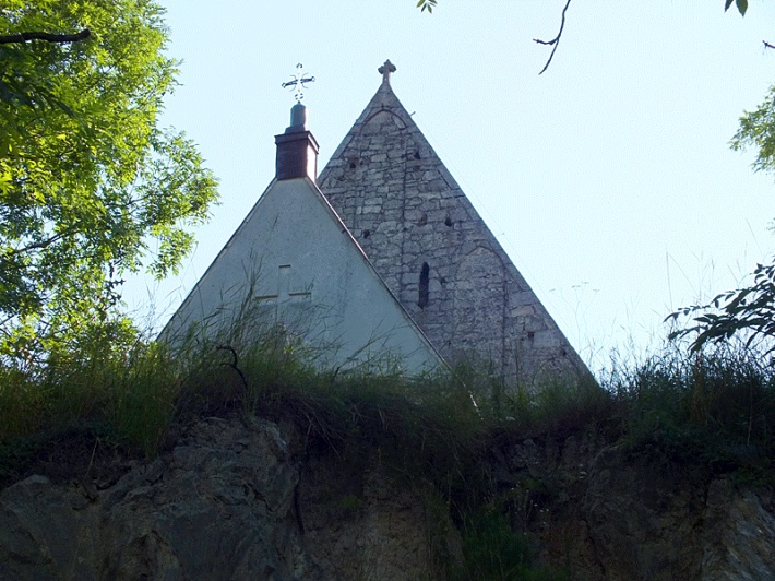 szczyty kościoła w Chotlu Czerwonym widziane z drogi od strony zachodniej