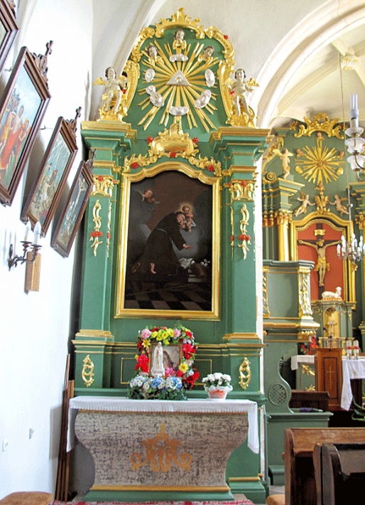 Kościół w Chotlu Czerwonym - ołtarz boczny z obrazem św. Antoniego
