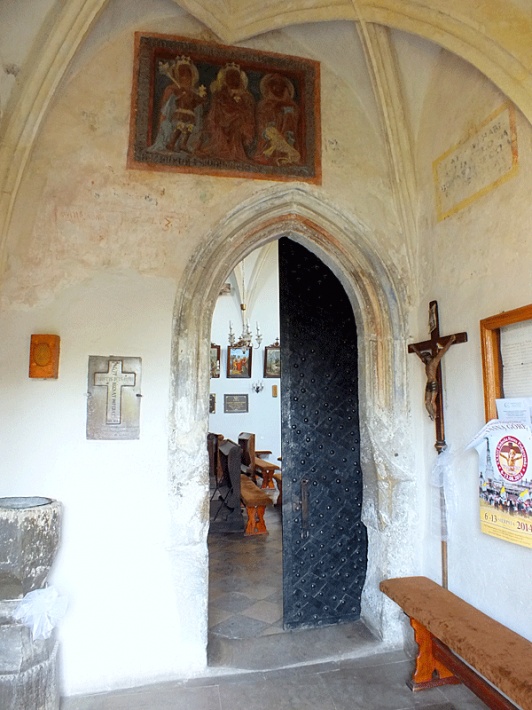 Kościół w Chotlu Czerwonym - wnętrze kruchty gotyckiej i portal wiodący do nawy