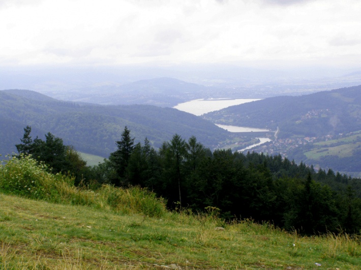 widok z Żaru na jezioro Żywieckie