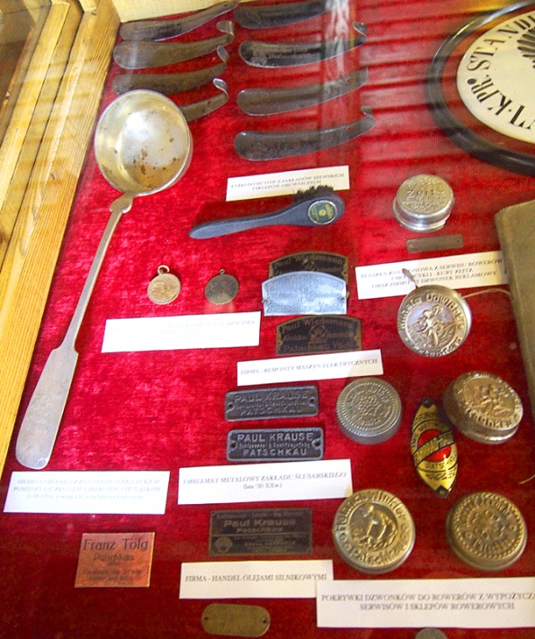 Dom Kata w Paczkowie - emblematy, czasze dzwonków rowerowych, łyżki do butów oraz srebrna chochla z zawodów strzeleckich w 1901 roku