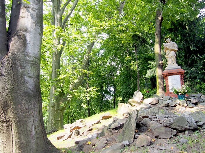 Figura św. Jana Nepomucena w miejscu pierwszej paczkowskiej szubienicy