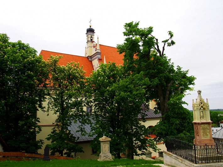 Kościół farny w Kazimierzu Dolnym - widok od północy, od strony cmentarza