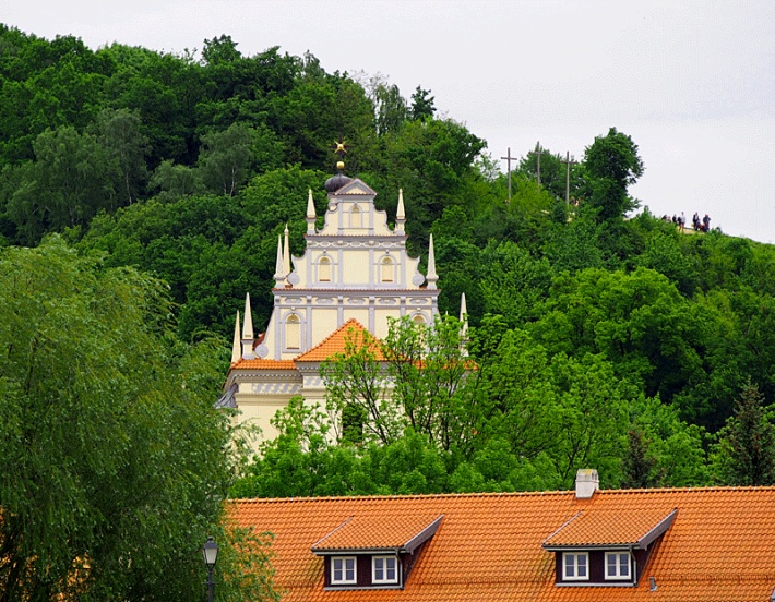 Kościół farny w Kazimierzu Dolnym - szczyt zachodni, z prawej Góra Trzech Krzyży