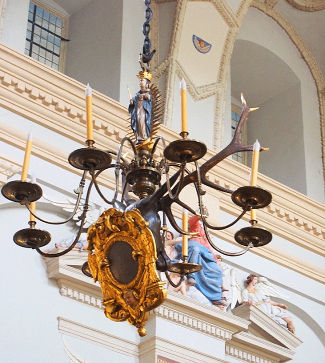 Kościół farny w Kazimierzu Dolnym - żyrandol z figurką MB i głową jelenia