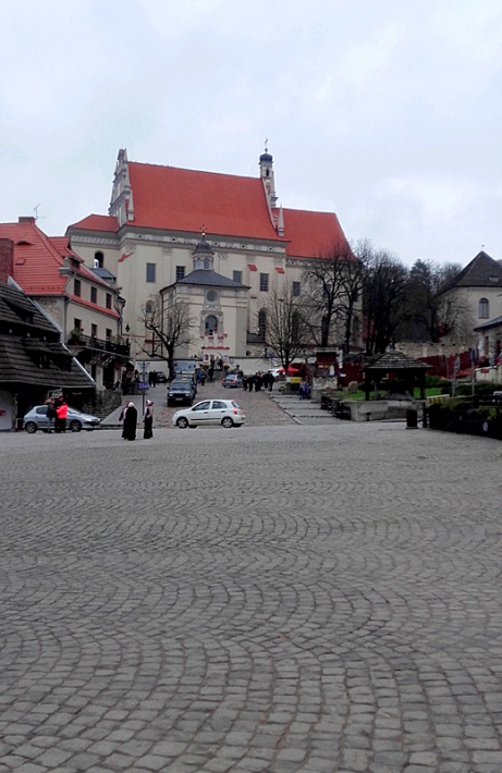 Kościół farny w Kazimierzu Dolnym - widok z rynku