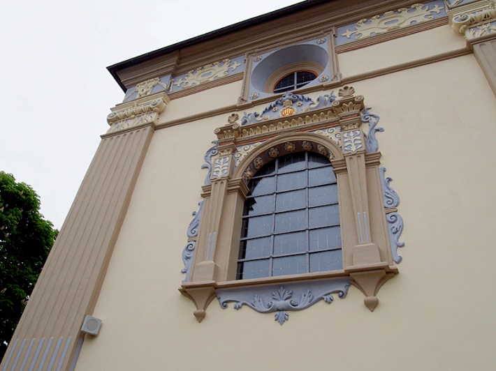 Kościół farny w Kazimierzu Dolnym - dekoracyjne obramienie okna w kaplicy Górskich
