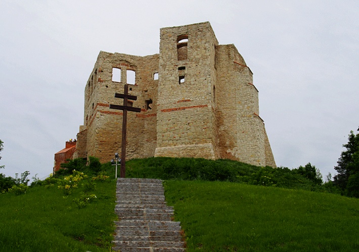 Kościół farny w Kazimierzu Dolnym - stary cmentarz parafialny, krzyż choleryczny na tle zamku