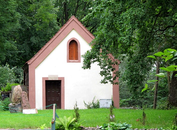 Zameczek w Nowęcinie - XIX-wieczna kaplica grobowa w parku