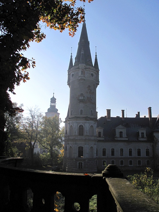 pałac Magnisów w Bożkowie - wysoka wieża, w tle wieża kościelna