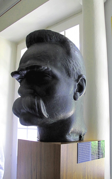 Willa &quot;Milusin&quot; w Sulejówku - spiżowa głowa Józefa Piłsudskiego dłuta Alfonsa Karnego, część odsłoniętego w 1936 roku w Brasławiu pomnika Marszałka