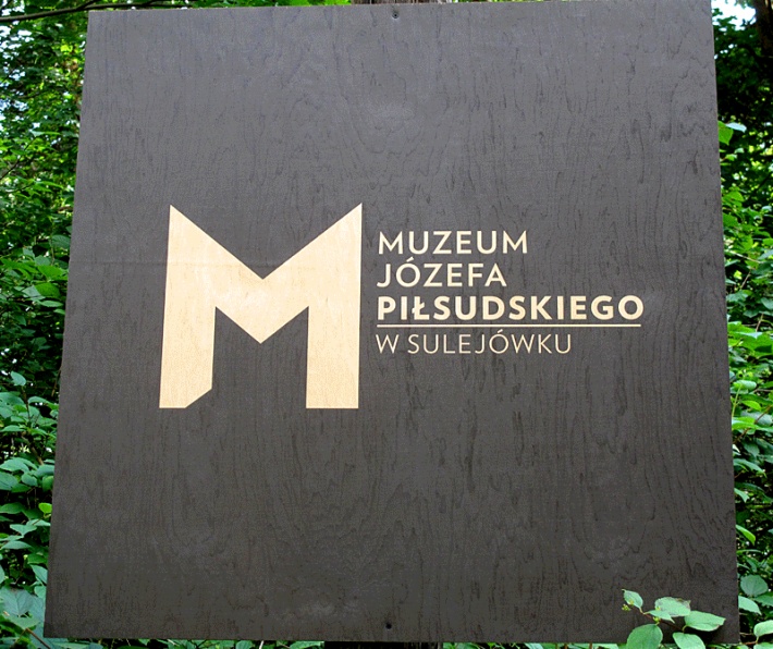 szyld Muzeum Józefa Piłsudskiego w Sulejówku