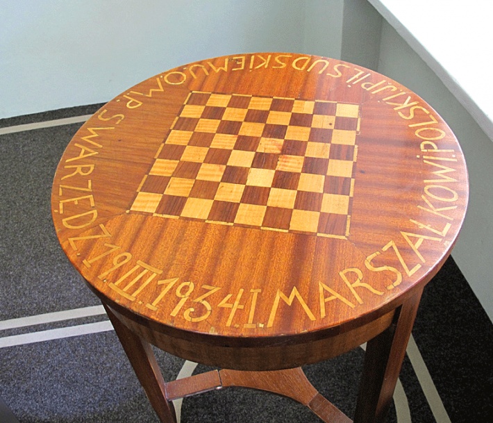 Willa &quot;Milusin&quot; w Sulejówku - gabinet, stół do gry w szachy