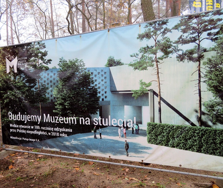 Willa &quot;Milusin&quot; w Sulejówku - transparent obiecujący otwarcie Muzeum w listopadzie 2018 roku