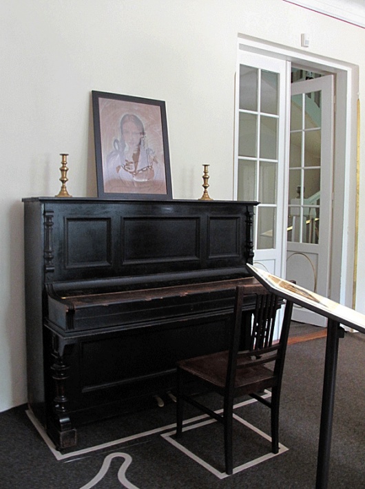 Willa &quot;Milusin&quot; w Sulejówku - pianino w salonie