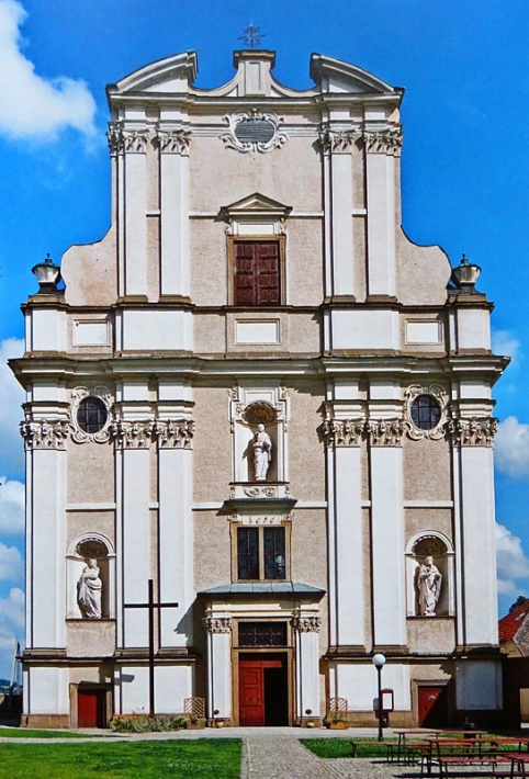 Kościół św. Józefa w Krzeszowie - fasada południowa
