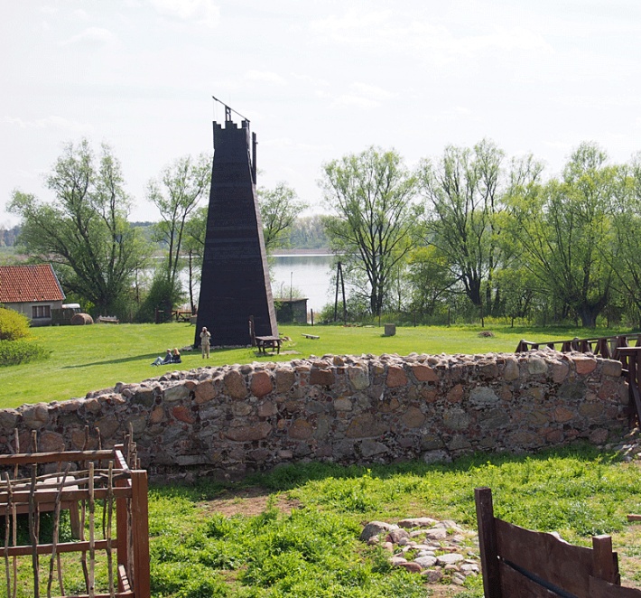 Jezioro Biskupińskie widziane z ruin zamku Diabła Weneckiego