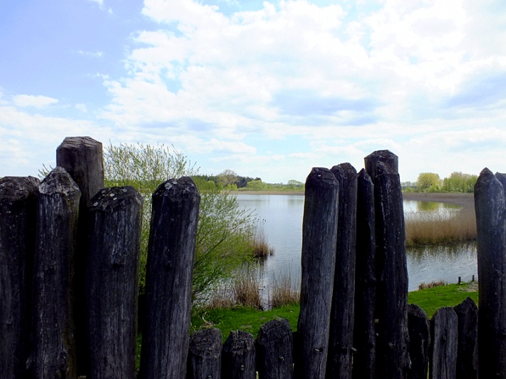 Jezioro Biskupińskie widziane z osady ludności kultury łużyckiej