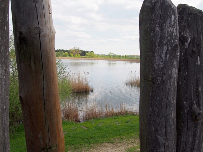 Jezioro Biskupińskie z osady kultury łużyckiej w Biskupinie