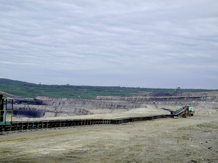 wyrobisko kopalni Turów z taśmociągami przenoszącymi urobek