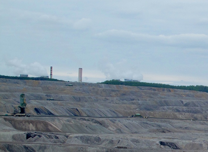 kominy elektrowni Turów widziane z wyrobiska kopalni