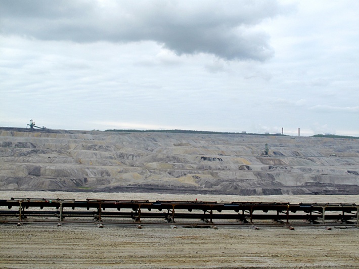 wyrobisko kopalni Turów, rekultywacja terenu, w oddali kominy elektrowni Turów