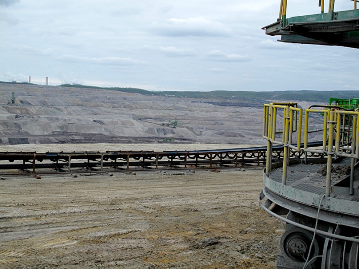 wyrobisko kopalni Turów, z lewej kominy elektrowni Turów