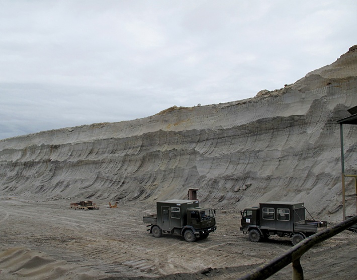wyrobisko kopalni Turów, pojazdy przywożące pracowników na stanowiska