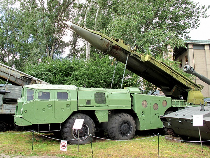 Muzeum WP - wyrzutnia rakiet balistycznych SCUD z rakietą R-17/8K14