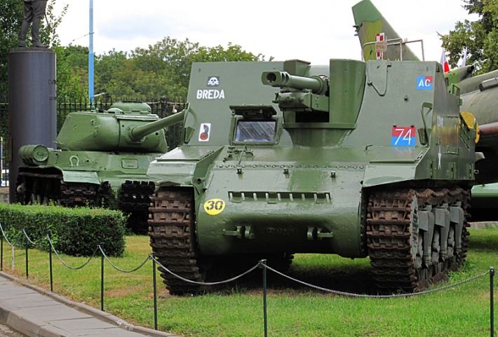 Muzeum WP - haubicoarmata samobieżna Sexton II, z lewej czołg ciężki IS-2