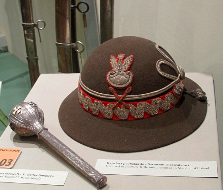 Muzeum WP - buława marszałka E. Rydza-Śmigłego i kapelusz podhalański podarowany marszałkowi