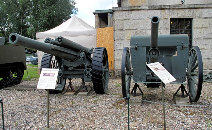 Muzeum WP - z lewej ciężka armata polowa Mkl, z prawej 76 mm armata dywizyjna