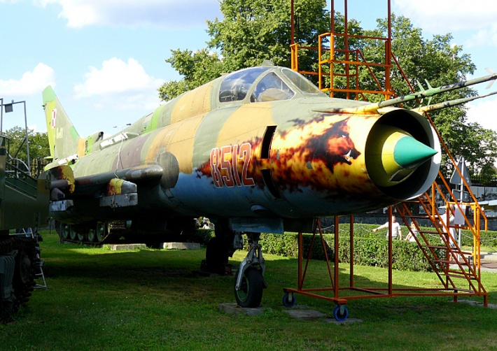 Muzeum WP - samolot myśliwsko-bombowy SU-22M4