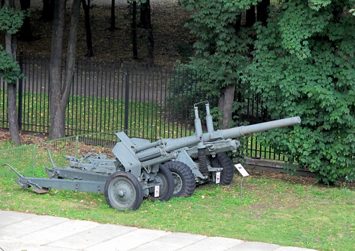 Muzeum WP - haubica polowa 122 mm M-30, za nią 152 mm haubicoarmata MŁ 20