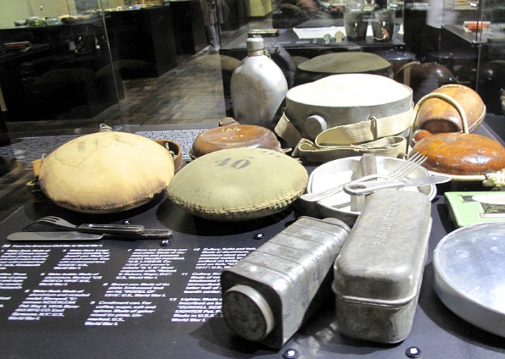 Muzeum WP - menażki i manierki wojskowe