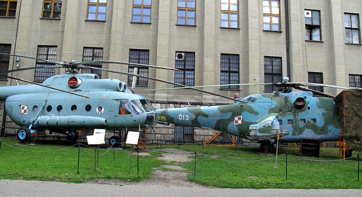 Muzeum WP - śmigłowce: wielozadaniowy Mi-8T oraz szturmowy Mi-24D