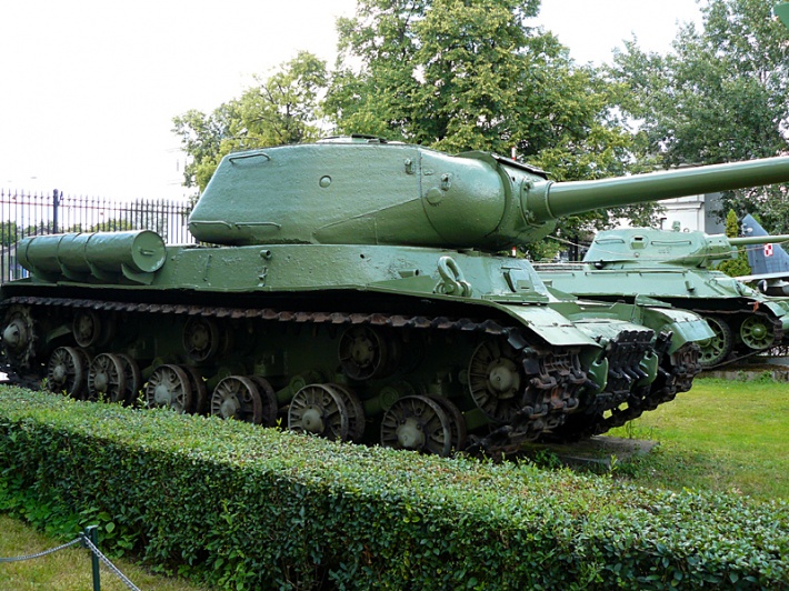Muzeum WP - czołg ciężki IS-2, w tle czołg średni T-34