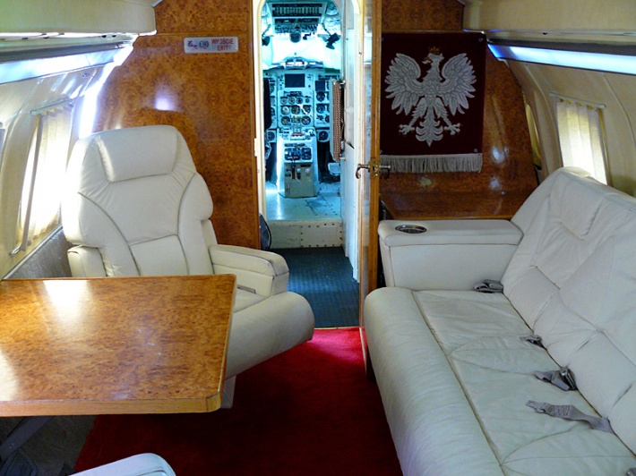 Muzeum WP - wnętrze samolotu pasażerskiego JAK 40 (wersja prezydencka)