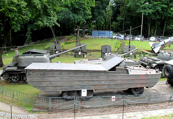 Muzeum WP - amfibia BAW-845, za nią z lewej samobieżne działo przeciwlotnicze 57 mm ZSU-57-2
