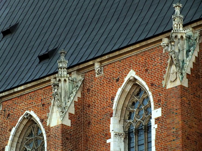 kościół Mariacki w Krakowie - pinakle na przyporach prezbiterium, konsole pod gzymsem i maswerki w oknach