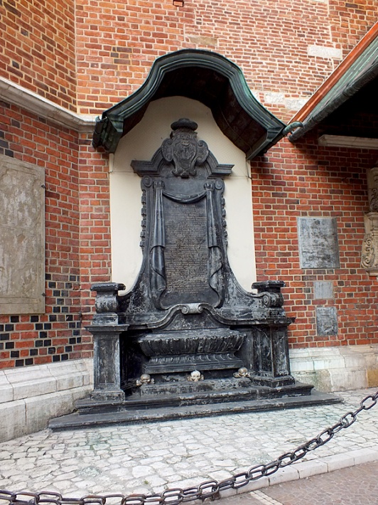 kościół Mariacki w Krakowie - pomnik archiprezbitera Jacka Łopackiego przy południowej elewacji kościoła