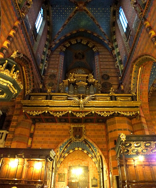 kościół Mariacki w Krakowie - empora muzyczna z organami w nawie głównej