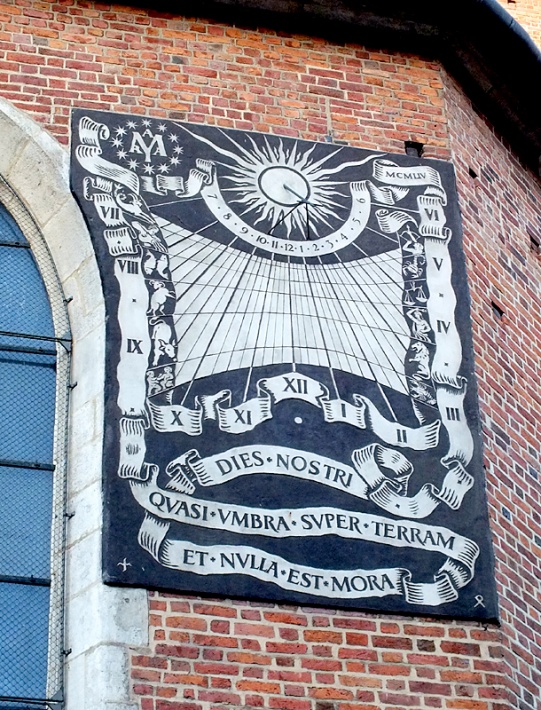 kościół Mariacki w Krakowie - zegar słoneczny na południowej elewacji kaplicy św. Jana Nepomucena